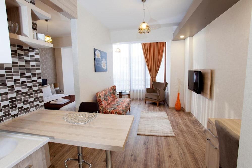 La Flora House 4*