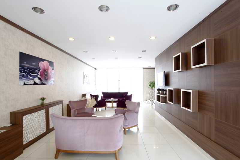 La Flora House Aparthotel 4*
